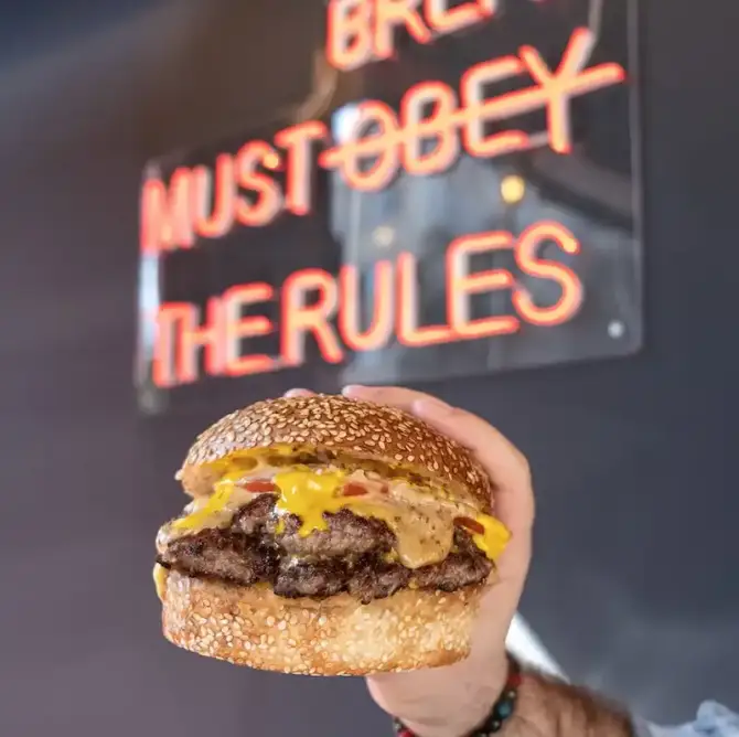 Golden Fingers Burger & Cheesesteak - İzmir Mekan Rehberi