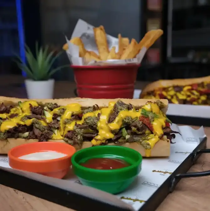 Golden Fingers Burger & Cheesesteak - İzmir Mekan Rehberi