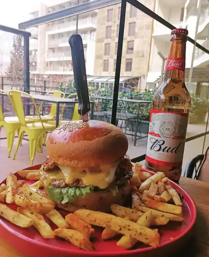 Hamburg Street Foods & Pub - İzmir Mekan Rehberi