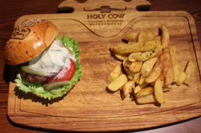 Holy Cow Gourmet Burgers & Steakhouse fotoğraf 5 - İzmir Mekan Rehberi