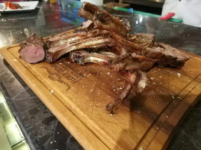 Holy Cow Gourmet Burgers & Steakhouse - İzmir Mekan Rehberi