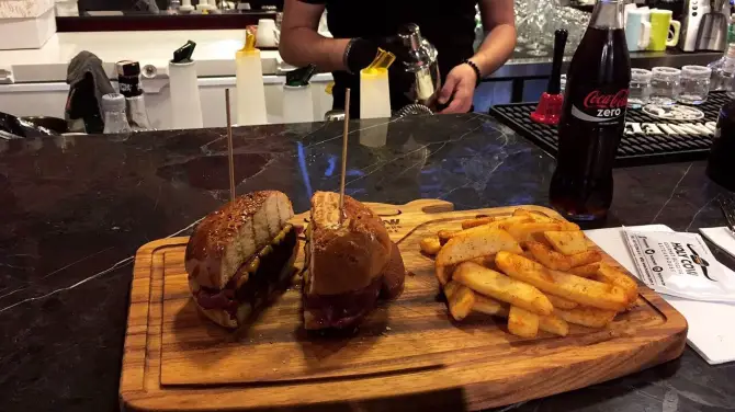 Holy Cow Gourmet Burgers & Steakhouse - İzmir Mekan Rehberi