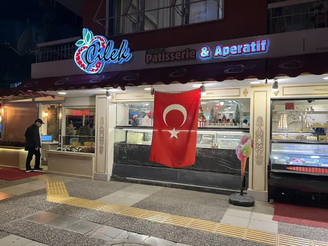 Çilek Pastanesi Girne Bostanlı - İzmir Mekan Rehberi