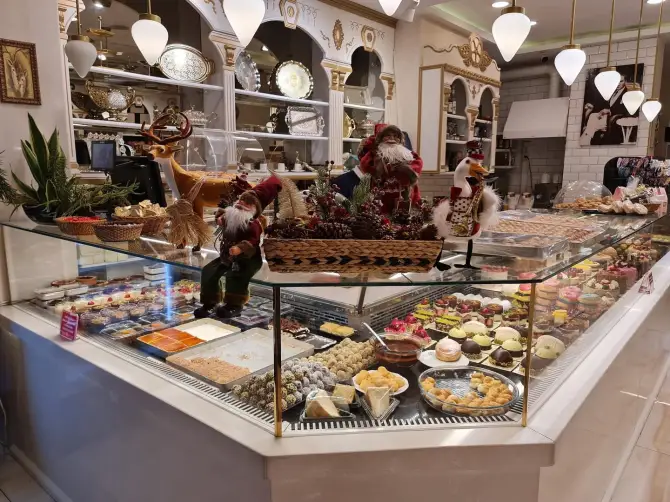 Çilek Pastanesi Girne Bostanlı - İzmir Mekan Rehberi