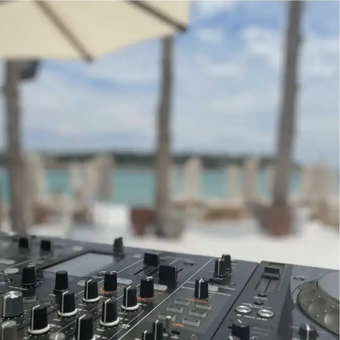Mano Del Sol Beach - İzmir Mekan Rehberi