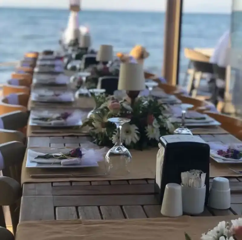 Allesta Plus Beach & Restaurant - İzmir Mekan Rehberi