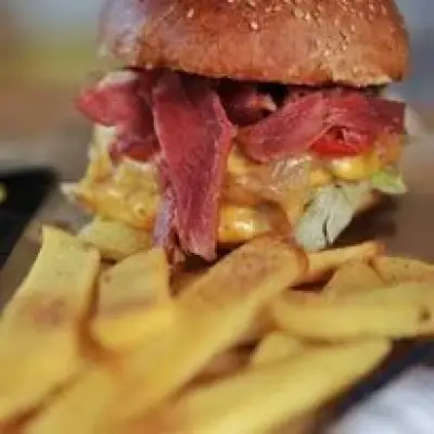 C Plus Organic & Gourmet Burger 