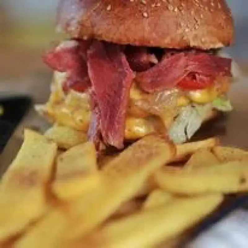 C Plus Organic & Gourmet Burger  - İzmir Mekan Rehberi