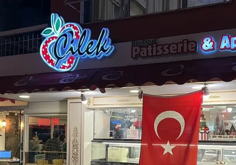 Çilek Pastanesi Girne Bostanlı - İzmir Mekan Rehberi