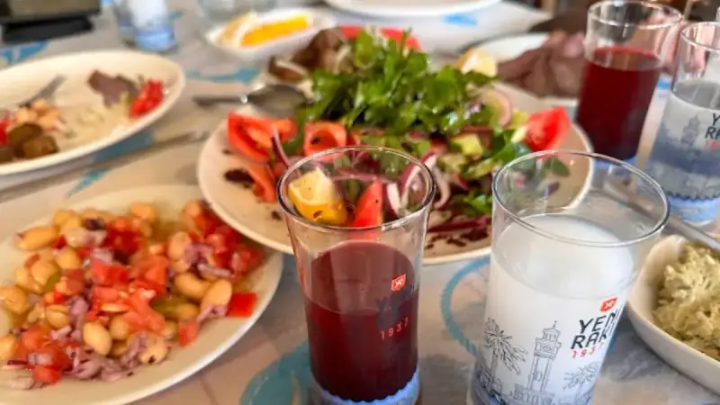 Havuzlu Meyhane - İzmir Mekan Rehberi