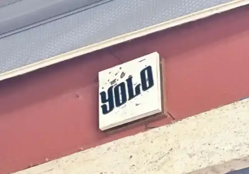Yolo Art & Lounge - İzmir Mekan Rehberi