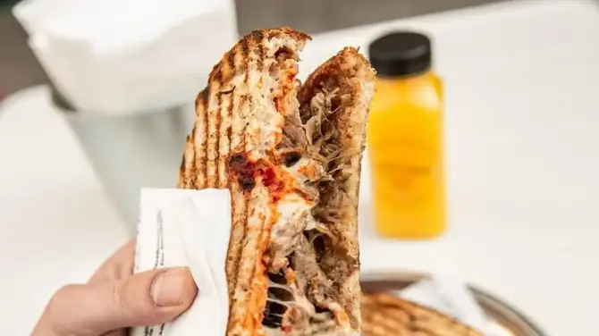 Leylabir Tost Dükkanı Karşıyaka - İzmir Mekan Rehberi