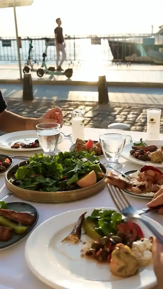 sakız alsancak deniz kenarı sofra
