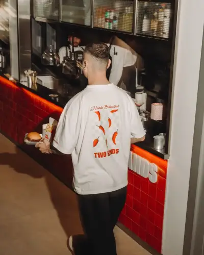 two hands burger servis