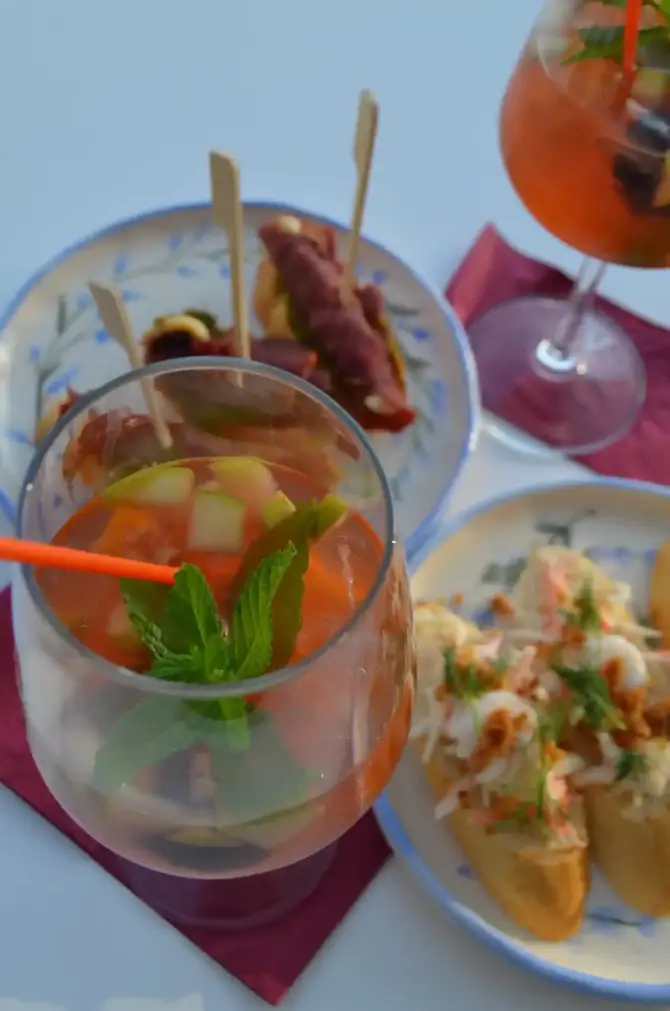 Kavala Cafe & Winehouse - İzmir Mekan Rehberi