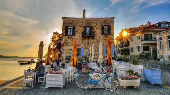 Kavala Cafe & Winehouse - İzmir Mekan Rehberi