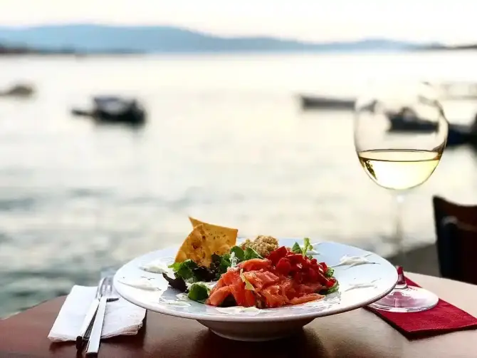 Kavala Cafe & Winehouse - İzmir Mekan Rehberi