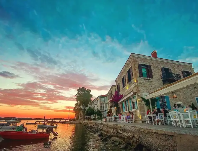 Kavala Cafe & Winehouse - İzmir Mekan Rehberi