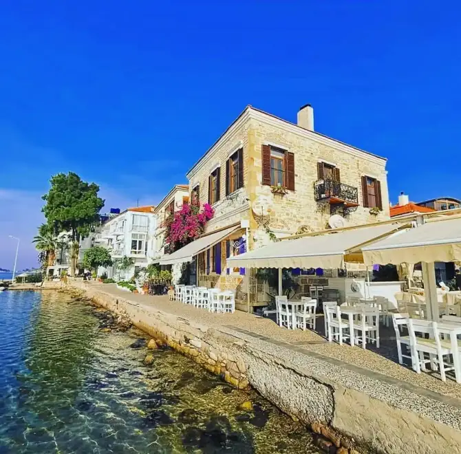 Kavala Cafe & Winehouse - İzmir Mekan Rehberi