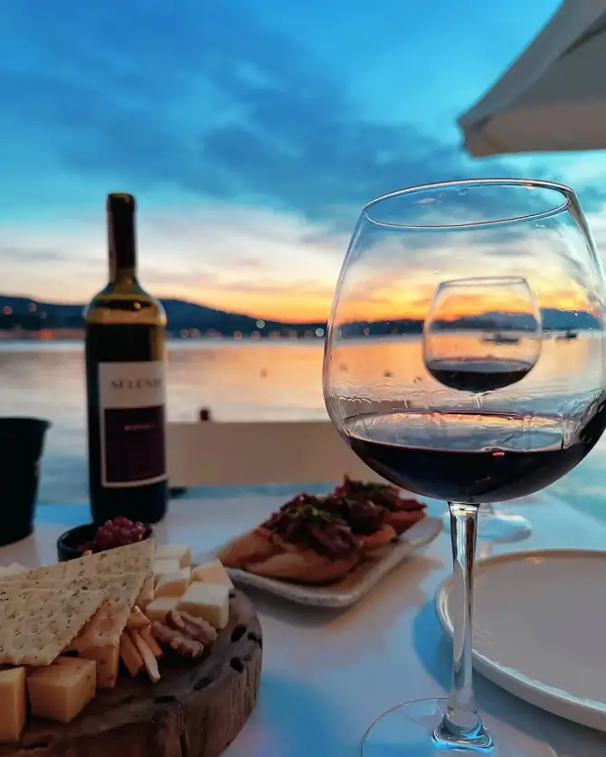Kavala Cafe & Winehouse - İzmir Mekan Rehberi