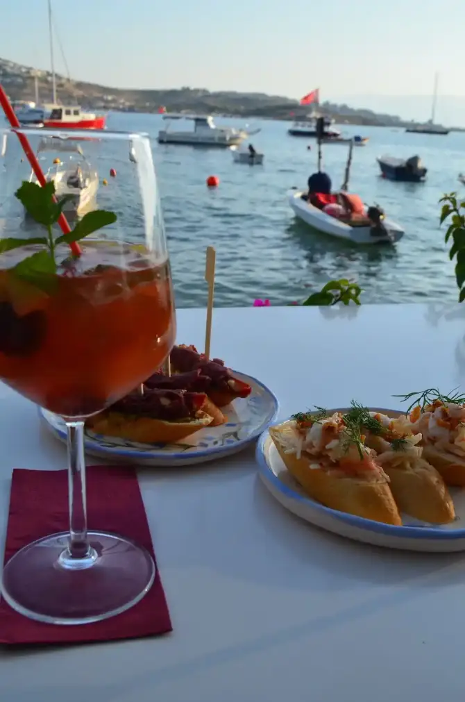 Kavala Cafe & Winehouse - İzmir Mekan Rehberi