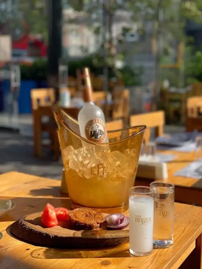 Keyf-i Neyzen Meyhane Bayraklı - İzmir Mekan Rehberi