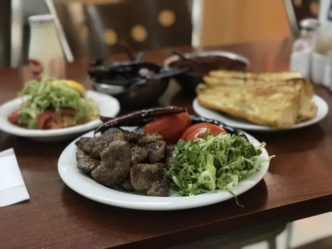 Köfteci Salih Arslan Kemeraltı - İzmir Mekan Rehberi