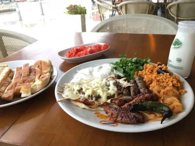 Köfteci Zeki Usta - İzmir Mekan Rehberi