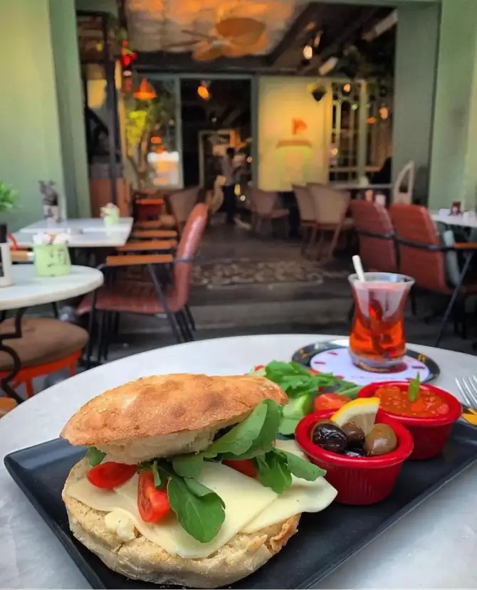Komşu Kahve Alsancak - İzmir Mekan Rehberi