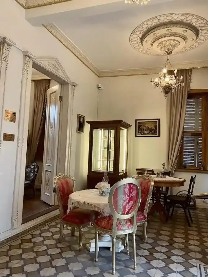 Küçük Köşk Konak - İzmir Mekan Rehberi