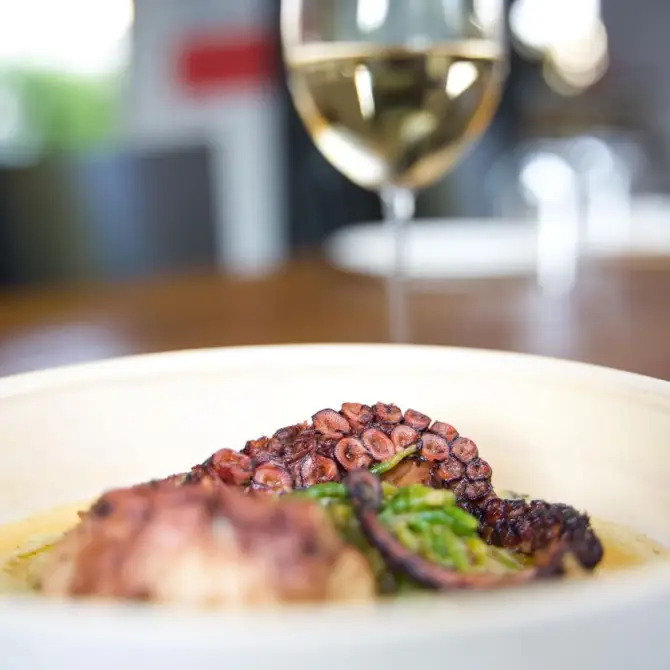 Kuntra Wine Bar - İzmir Mekan Rehberi