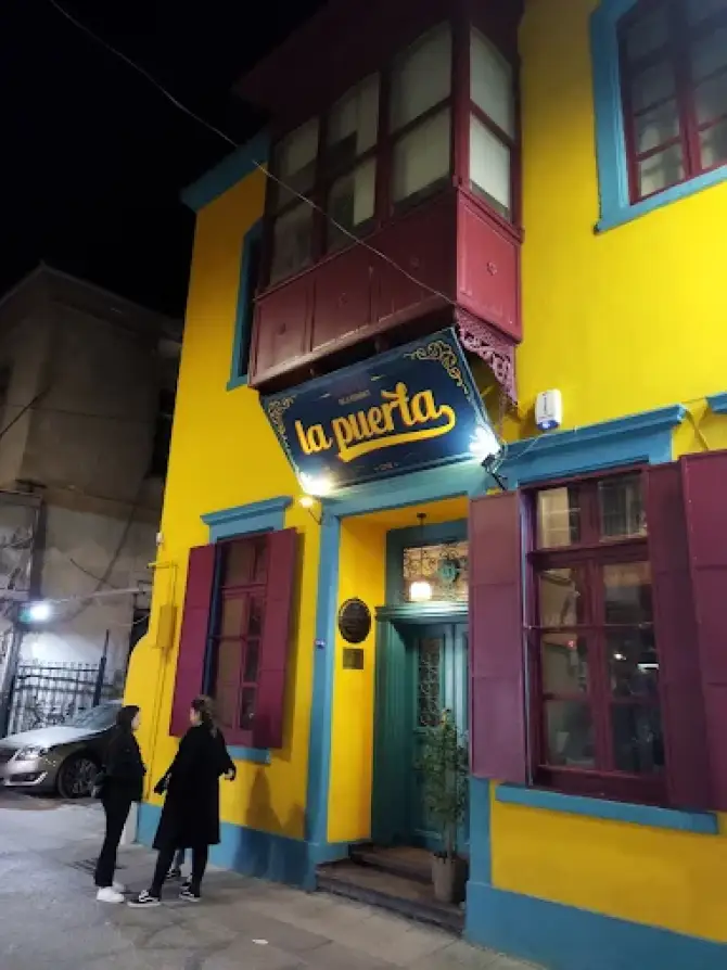 La Puerta Pub Alsancak - İzmir Mekan Rehberi