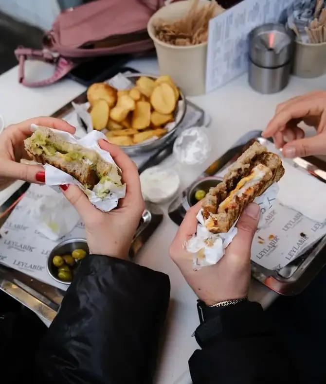 Leylabir Tost Dükkanı Karşıyaka - İzmir Mekan Rehberi