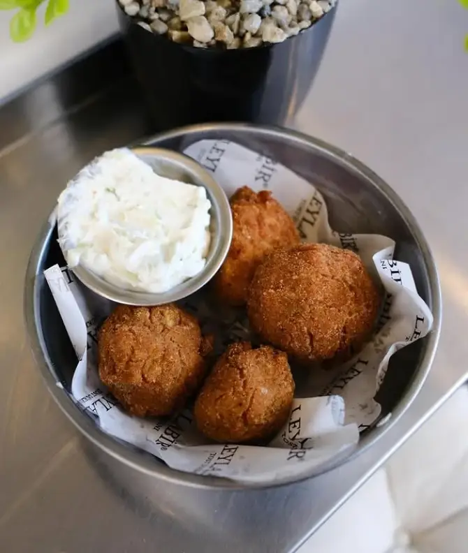 Leylabir Tost Dükkanı Karşıyaka - İzmir Mekan Rehberi