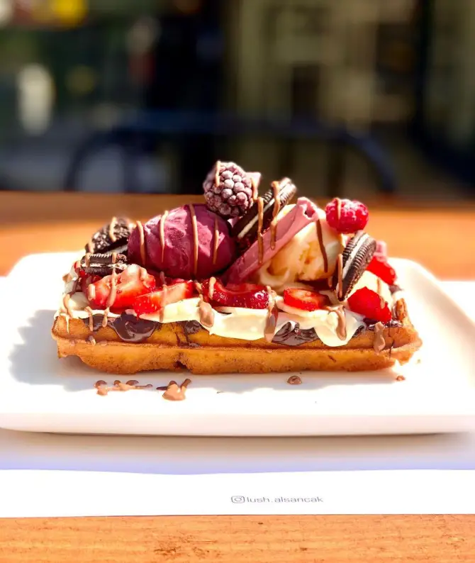 Lush Bakery & Coffee - İzmir Mekan Rehberi