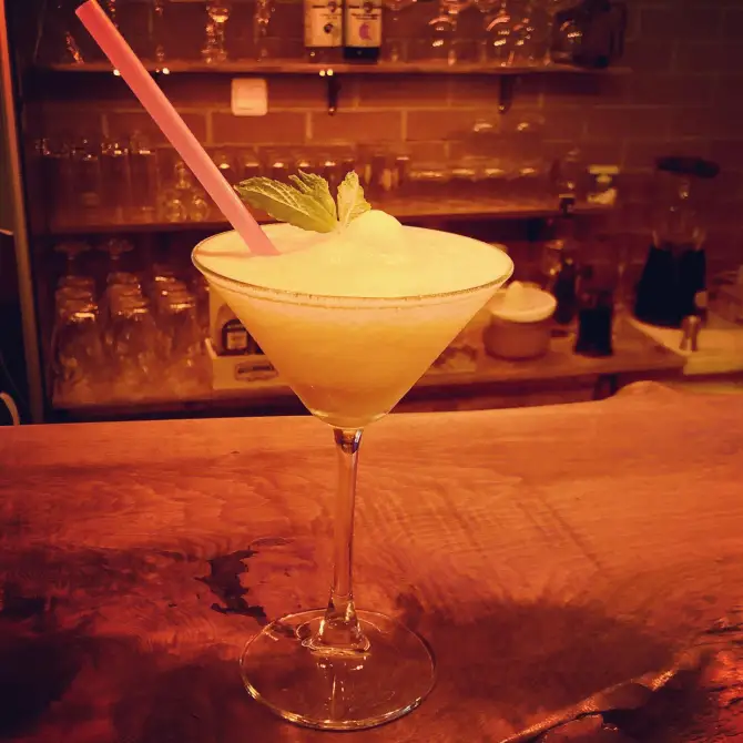 Mantis Cafe Bar - İzmir Mekan Rehberi