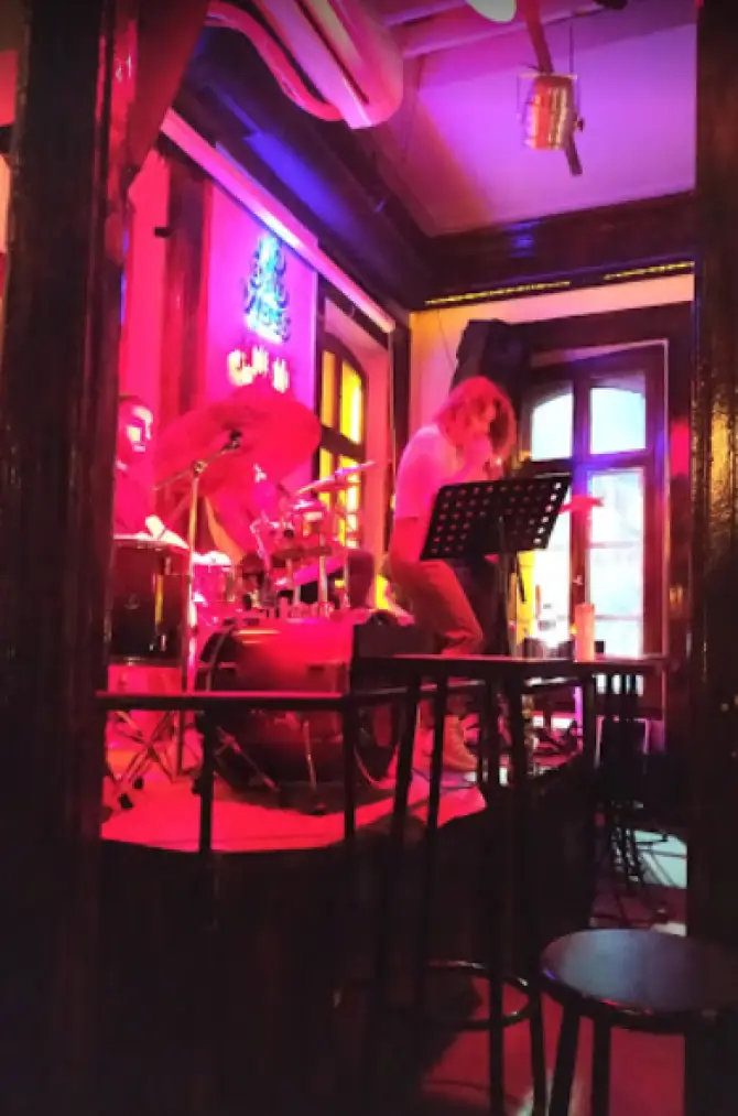 Alsancak Mavi Bar - İzmir Mekan Rehberi