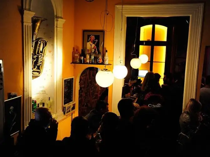 Alsancak Mavi Bar - İzmir Mekan Rehberi