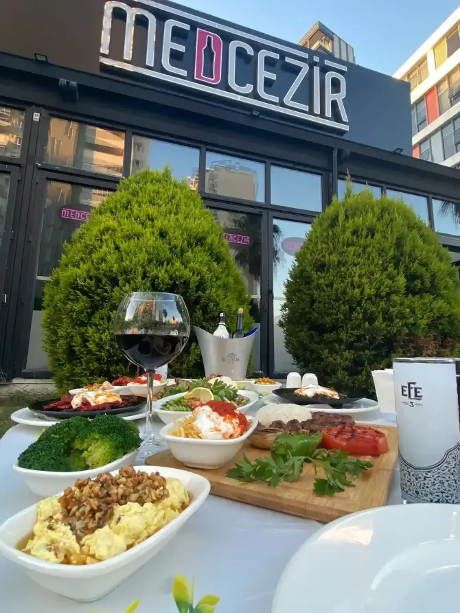 Medcezir Sahne Mavişehir - İzmir Mekan Rehberi