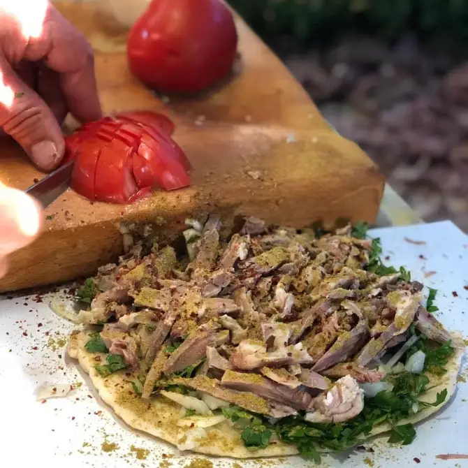 Meşhur Hisarönü Söğüşçüsü - İzmir Mekan Rehberi