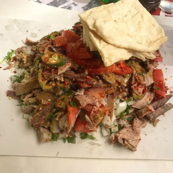 Meşhur Asmaaltı Söğüşçüsü - İzmir Mekan Rehberi