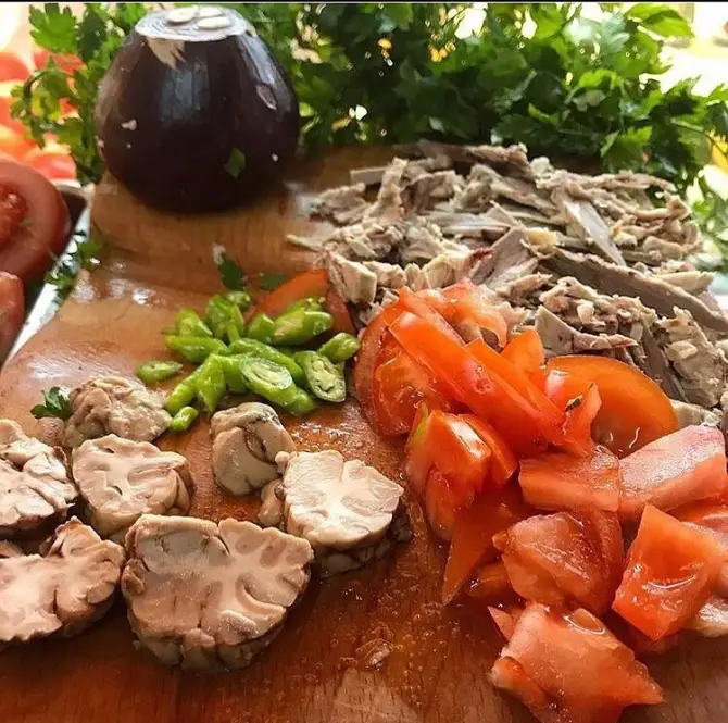Meşhur Asmaaltı Söğüşçüsü - İzmir Mekan Rehberi