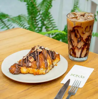 Monas Art Coffee Bakery fotoğraf 2 - İzmir Mekan Rehberi