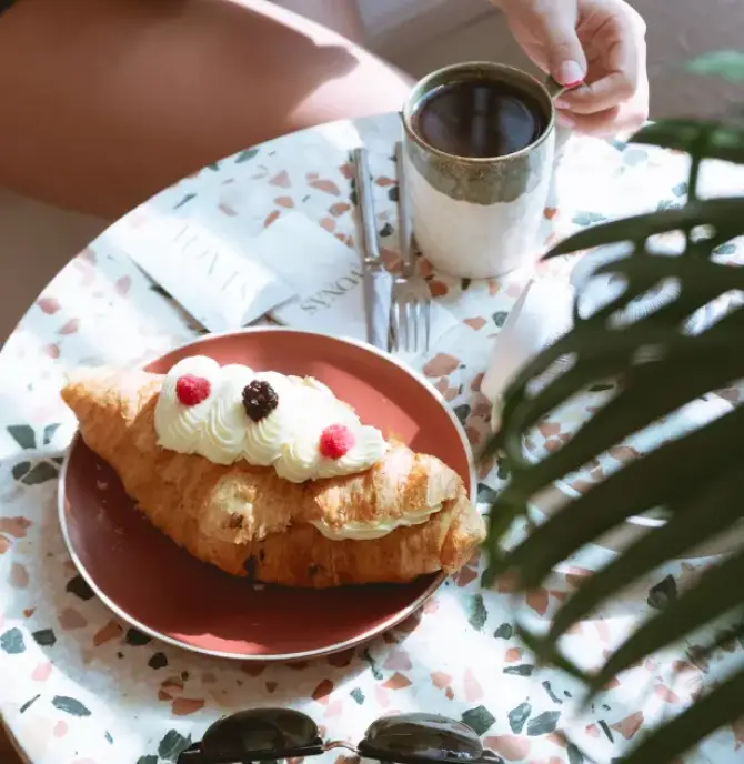 Monas Art Coffee Bakery - İzmir Mekan Rehberi