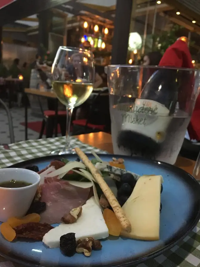 Monq Gastrobar - İzmir Mekan Rehberi