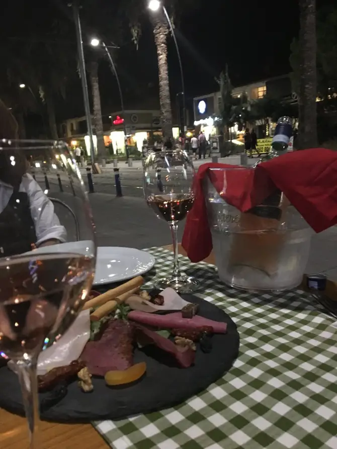 Monq Gastrobar - İzmir Mekan Rehberi