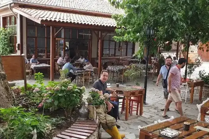 Mor Fesli  - İzmir Mekan Rehberi