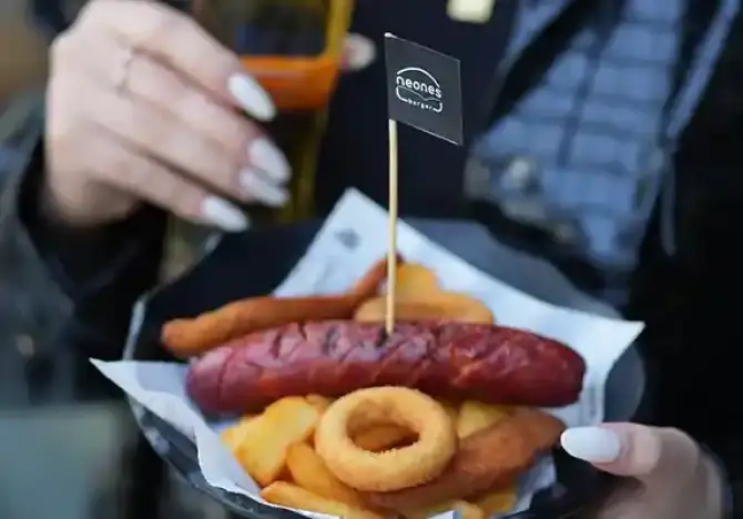 Neones Burger Çiğli  - İzmir Mekan Rehberi