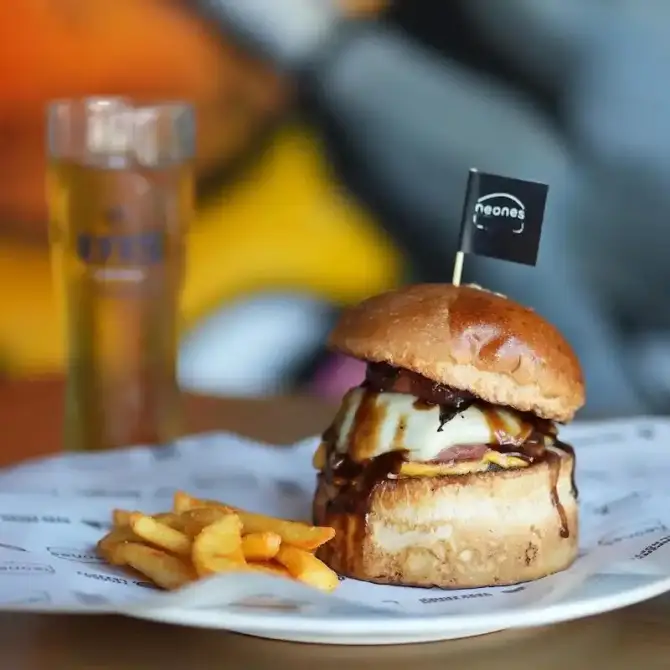Neones Burger Karşıyaka - İzmir Mekan Rehberi