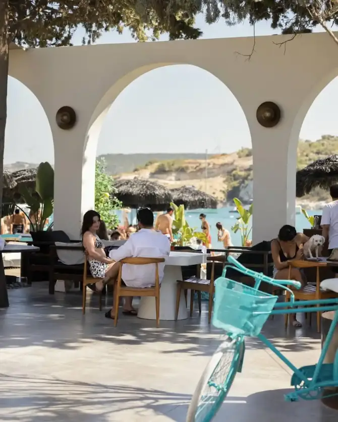  Om Paparazzi Beach - İzmir Mekan Rehberi